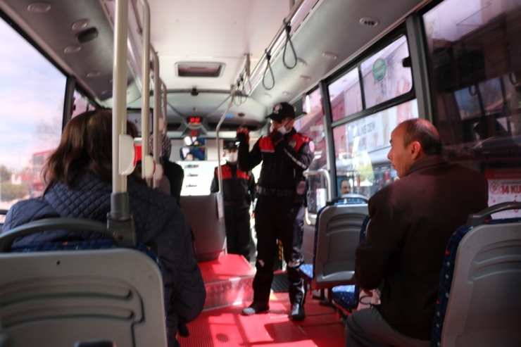 Polisler, Minibüs, Market Ve 20 Yaş Altı Denetim Yaptı