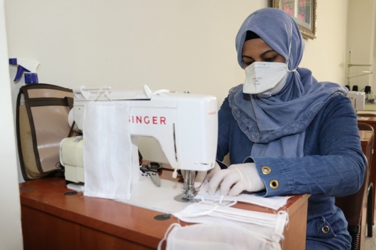 Karaköprü Belediyesi Sağlık Çalışanları İçin Maske Üretiyor