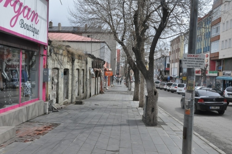 Kars’ta Cadde Ve Sokaklar Boşaldı