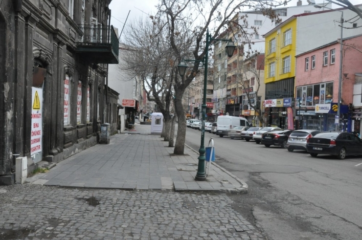 Kars’ta Cadde Ve Sokaklar Boşaldı