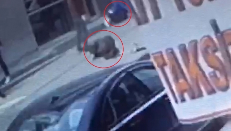 Kaldırıma Çıkan Otomobilin 2 Kişiye Çarptığı Anlar Kamerada