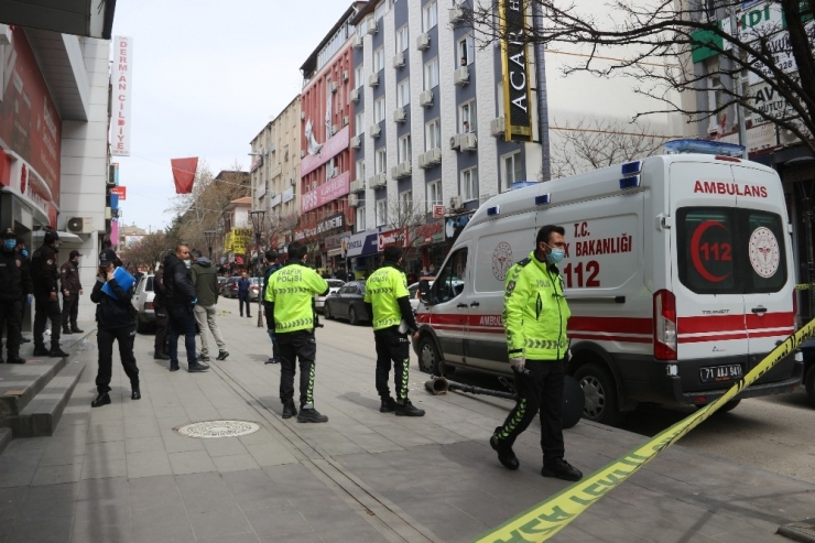 Kaldırıma Çıkan Otomobilin 2 Kişiye Çarptığı Anlar Kamerada