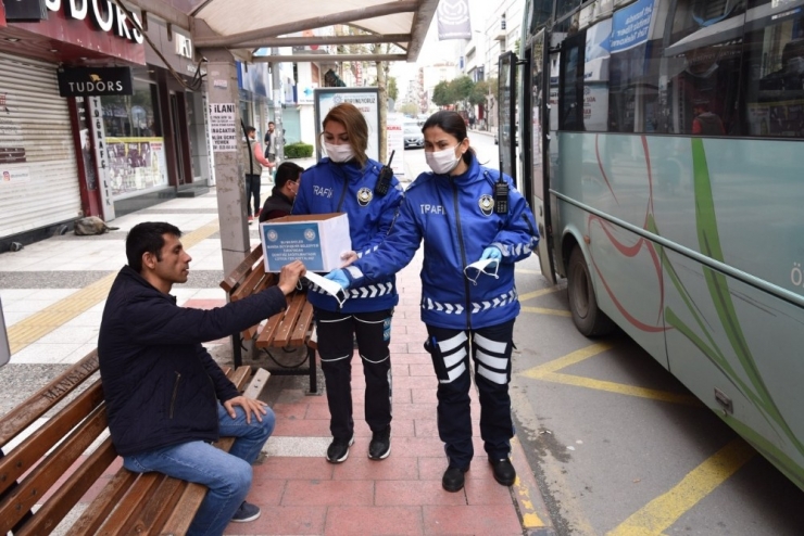 Manisa’da Toplu Taşımada Vatandaşlara Maske Desteği