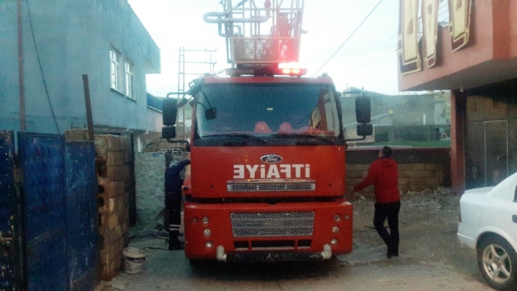 Mazıdağı’nda Hayvanların Kaldığı Kömürlükte Yangın