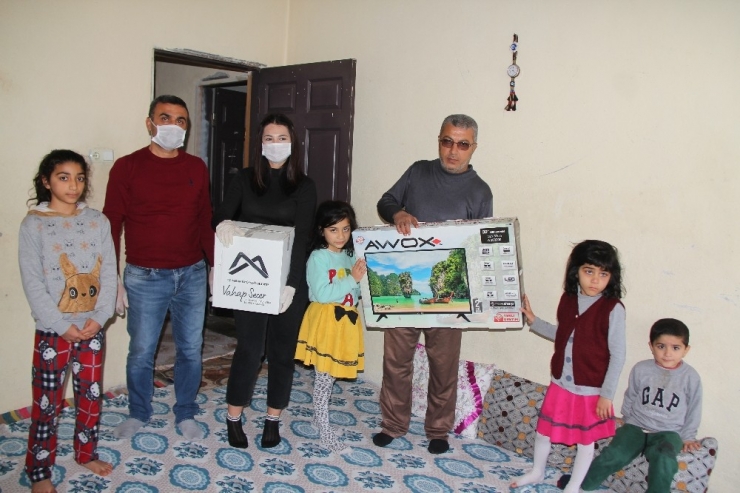 5 Çocuklu Ailenin Televizyon Sevinci