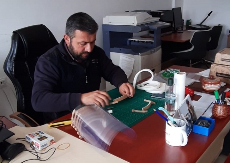 Okulda Üretilen Yüz Koruyucu Siperlik Maskeler Hastane Yönetimine Teslim Edildi