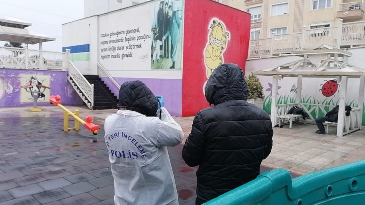 Çocuk Parkındaki Kamelyada Ölü Bulundu