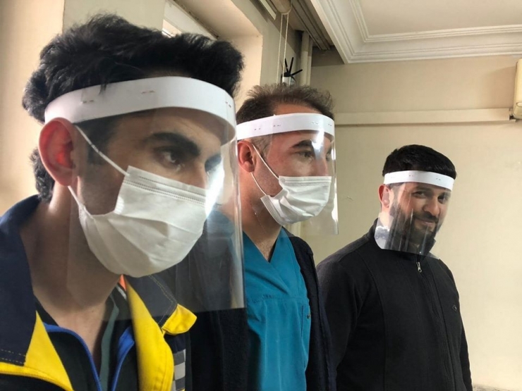 Beytüşşebap’ta Sağlık Çalışanları İçin Yüz Koruyucu Siper Üretiliyor