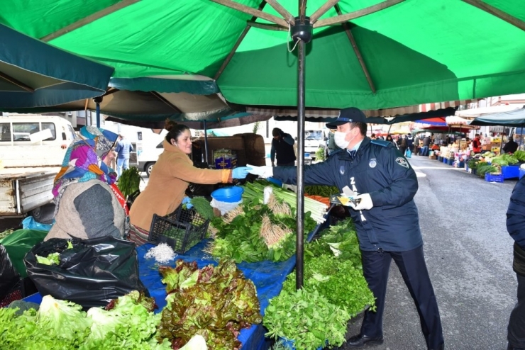 Trabzon’da Pazar Yerinde Bedava Maske Dağıtıldı