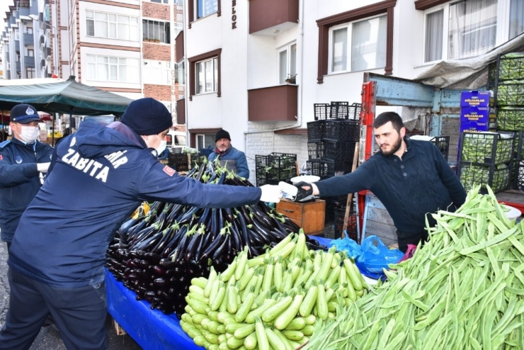 Trabzon’da Pazar Yerinde Bedava Maske Dağıtıldı