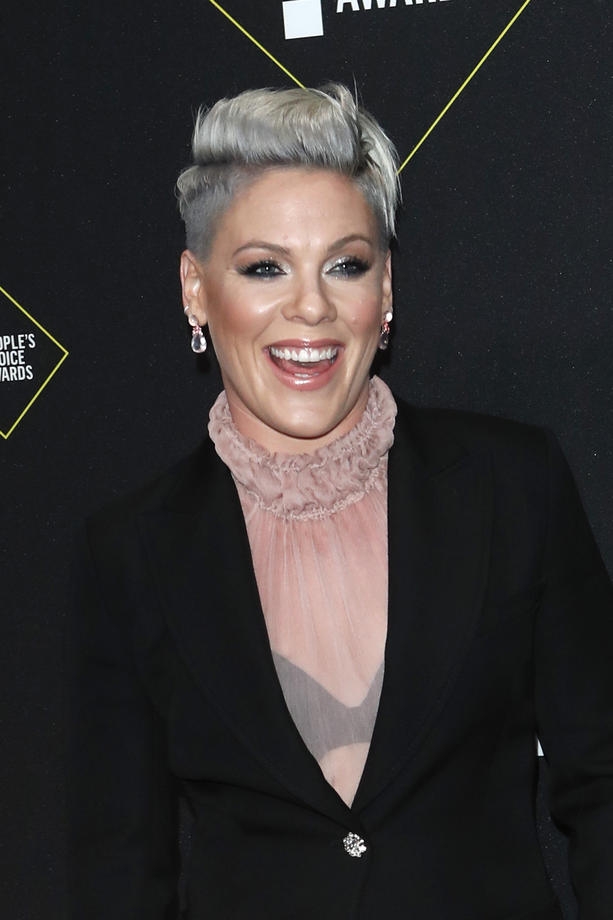 Abd’li Ünlü Şarkıcı Pink, Oğluyla Korona Virüse Yakalandığını Duyurdu