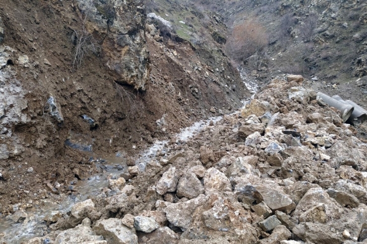 Dev Kaya Parçası Yolu Kapattı