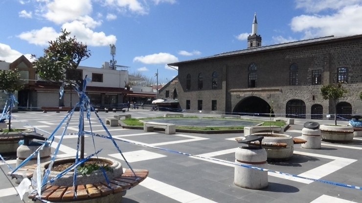 Diyarbakır’da Cadde Ve Sokaklar Boş Kaldı