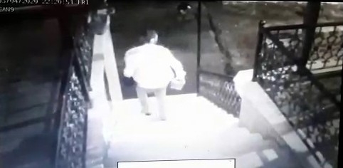 Eline Aldığı Taşla Dükkanın Camını Kırmaya Çalışan Genç Kameralara Yansıdı