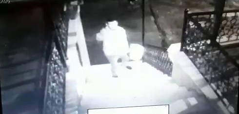 Eline Aldığı Taşla Dükkanın Camını Kırmaya Çalışan Genç Kameralara Yansıdı