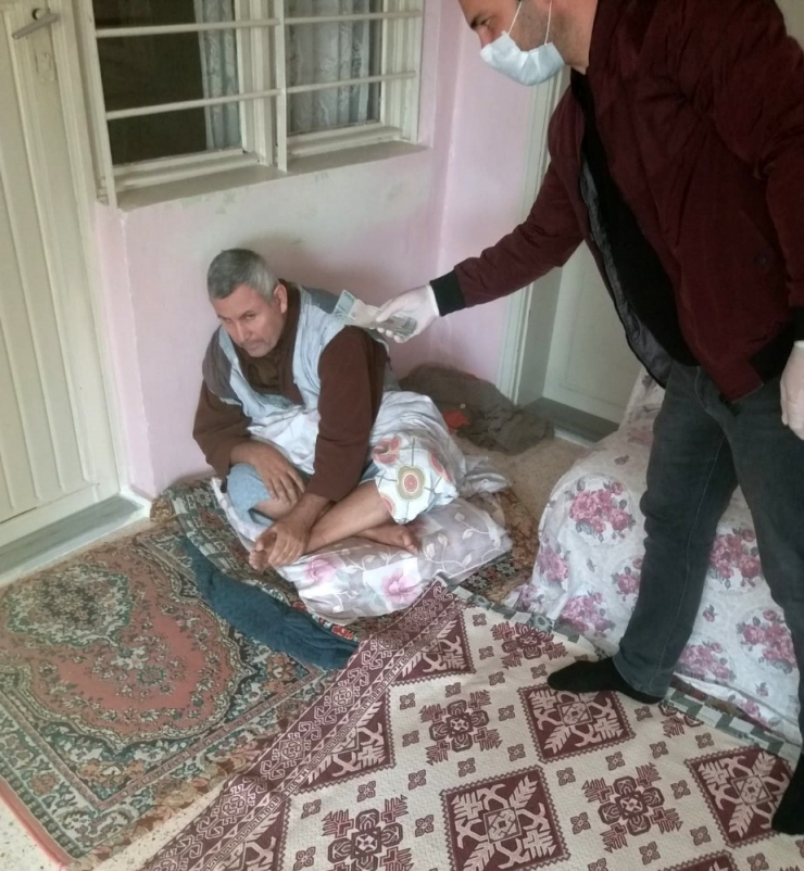 Gönüllü Öğretmenler Yaşlıların Maaşını Dağıttı