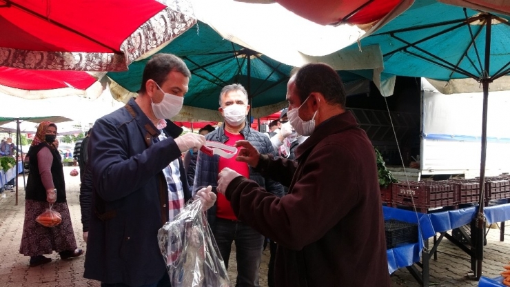 Pazarcı Esnafına Maske Ve Eldiven Dağıtıldı