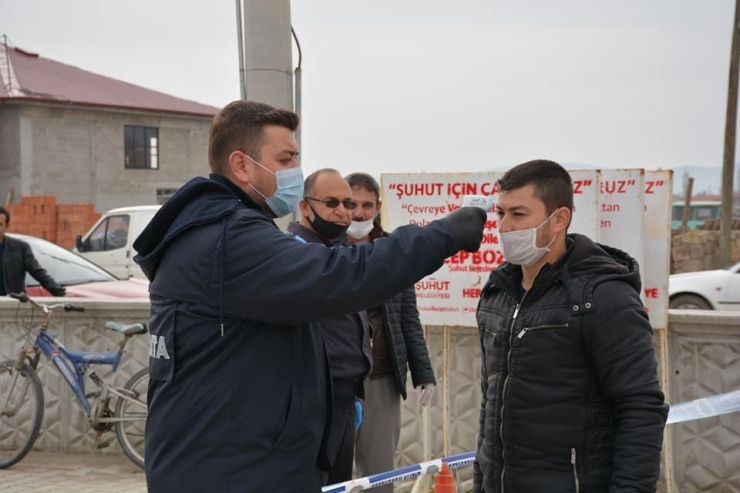 Şuhut’ta Polis Ve Zabıta Ekiplerinden Maske Ve Mesafe Uygulaması