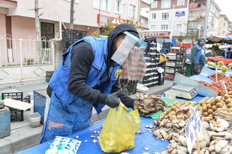 Ankara’da Pazarcı Esnafına Maske Dağıtımı