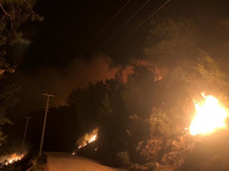 Antalya’da Aynı Gece İki Ayrı Yangın