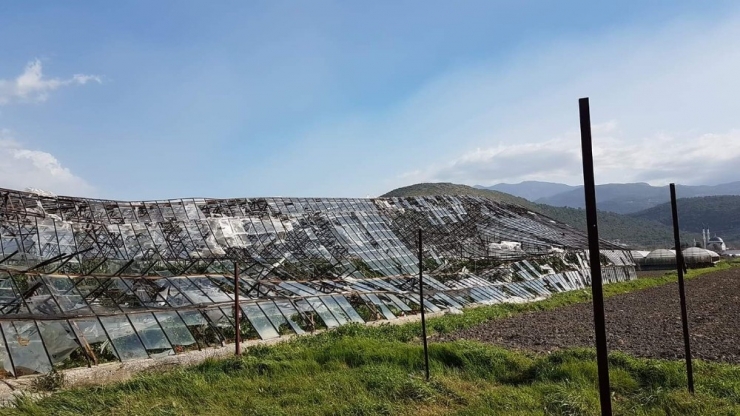 Antalya’da Fırtına Seraları Yerle Bir Etti