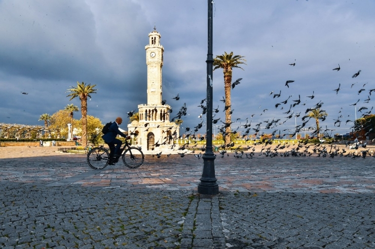 Başkan Soyer, Kuşları Elleriyle Besledi