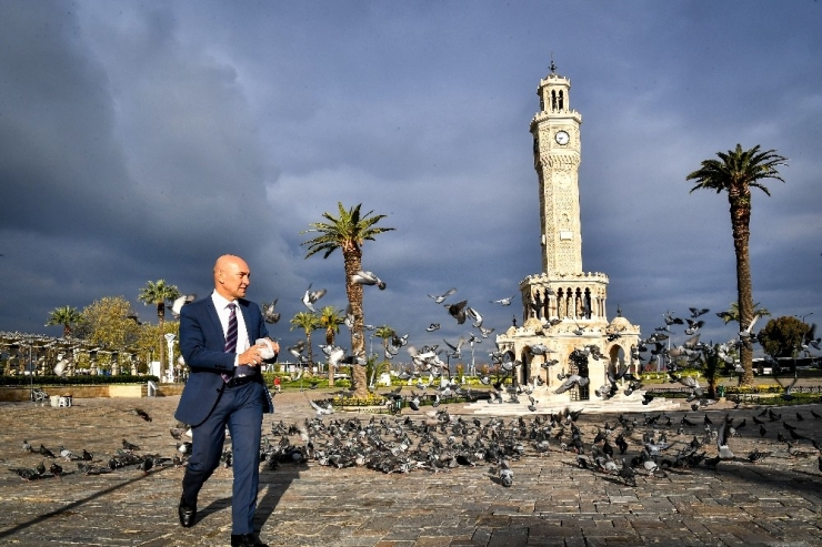 Başkan Soyer, Kuşları Elleriyle Besledi