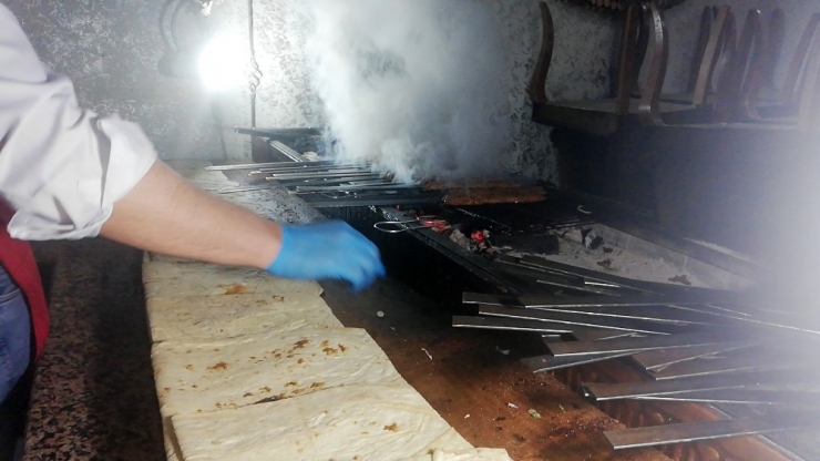 Sağlık Çalışanları İle Güvenlik Güçlerine Dürüm İkram Etti