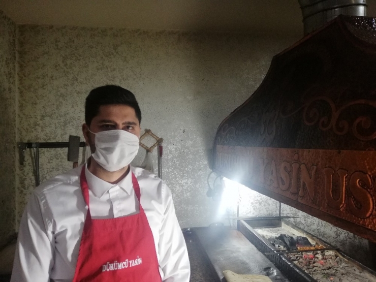 Sağlık Çalışanları İle Güvenlik Güçlerine Dürüm İkram Etti