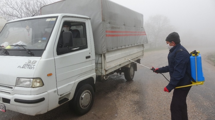 Korona Virüse Karşı Köy Girişinde 24 Saat Nöbet Tutuluyor