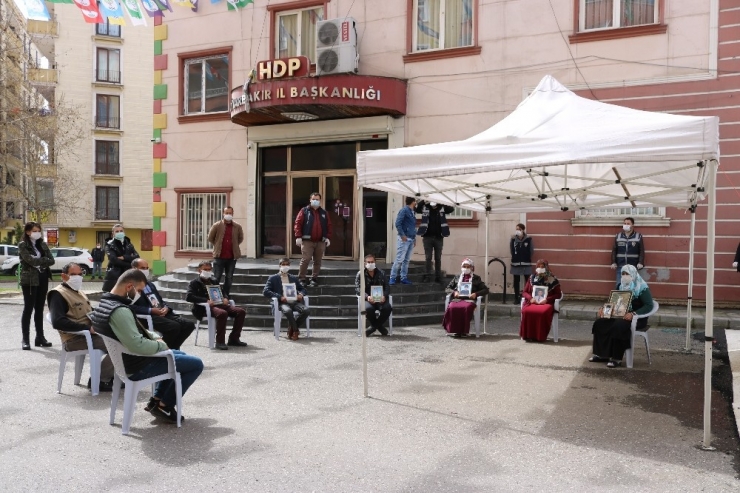 Hdp Önündeki Ailelerin Evlat Nöbeti 216’ncı Gününde