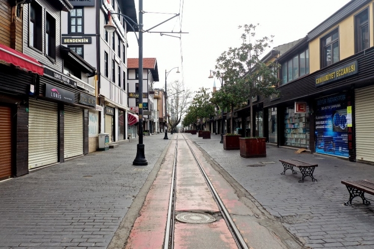 Hayat Eve Sığdı, Bursa Sessizliğe Büründü