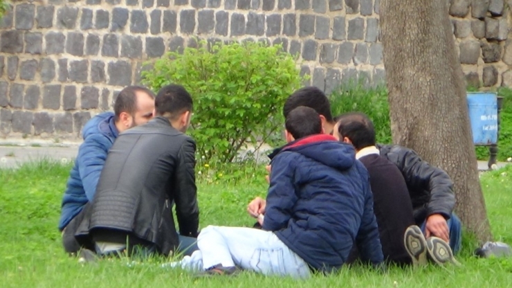 Diyarbakır ’Evde Kal’ Çağrılarına Uymadı, Güneşli Havayı Gören Dışarı Çıktı