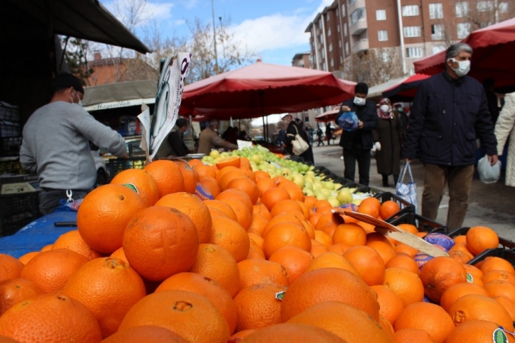 Erzurum’da Maskesini Takan Pazara Koştu