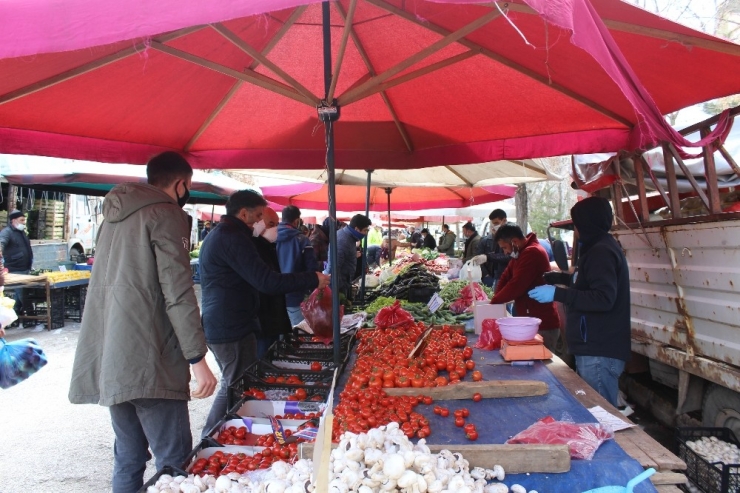 Erzurum’da Maskesini Takan Pazara Koştu