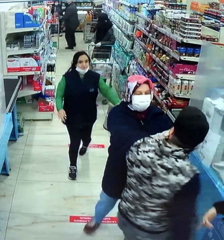 Maskesiz Alışveriş Yapmak İsteyen Kişi Vatandaşlarla Tartıştı