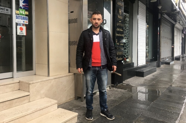 Talihsiz Adamın Önce Motorunu Çaldılar, Bir Gün Sonra Da Duran Aracına Çarptılar