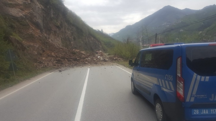 Giresun-gümüşhane Karayolu Heyelan Sebebiyle Ulaşıma Kapandı