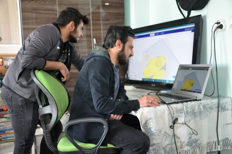 Yüksekovalı İki Kardeş Sağlık Çalışanları İçin Evde Maske Üretimine Başladı