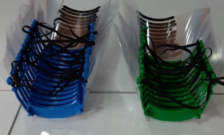 Öğretmenlerden Sağlık Çalışanlarına Maske