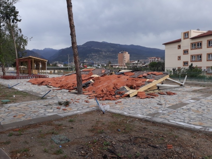 Fırtına Yapımı Süren Kafeyi Yıktı