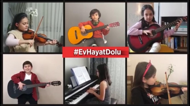 İlkokul Öğrencisi Minikler Enstrüman Çalıp ’Evde Kal’ Çağrısında Bulundu