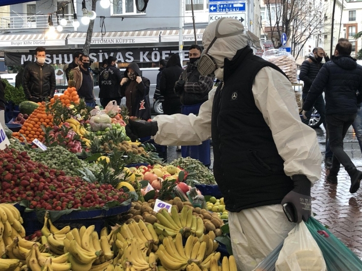 Özel Tulumu Ve Maskesiyle Pazara Geldi, Hem Şaşırttı Hem Gülümsetti