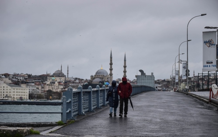 İstanbul’da Sokaklar Ve Caddeler Issız Kaldı
