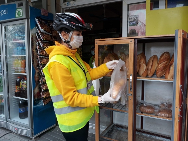 İzmir’de Gönüllü Ekip, Yaşlılara Yardım İçin Pedal Basıyor
