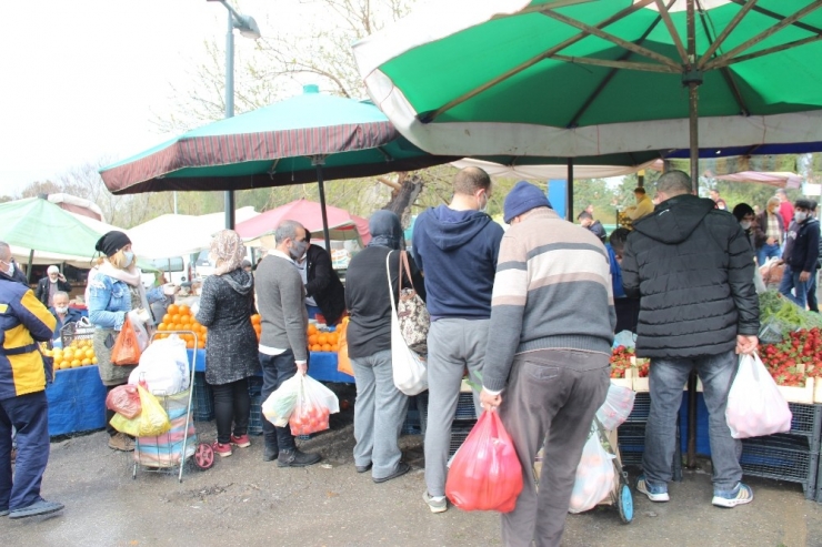 İzmir’de Pazaryerinde Sosyal Mesafe Kuralına Uyulmadı