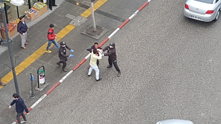 Sosyal Mesafeyi Bırakıp Kavgaya Tutuştular