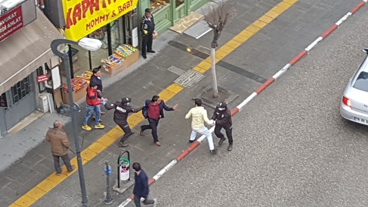 Sosyal Mesafeyi Bırakıp Kavgaya Tutuştular