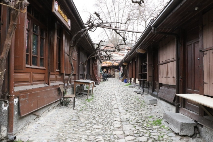 Bir Umutla Dükkanlarını Açıyorlar