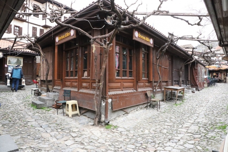 Bir Umutla Dükkanlarını Açıyorlar